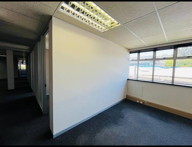 1,300M² OFFICE TO LET IN RANDJESPARK